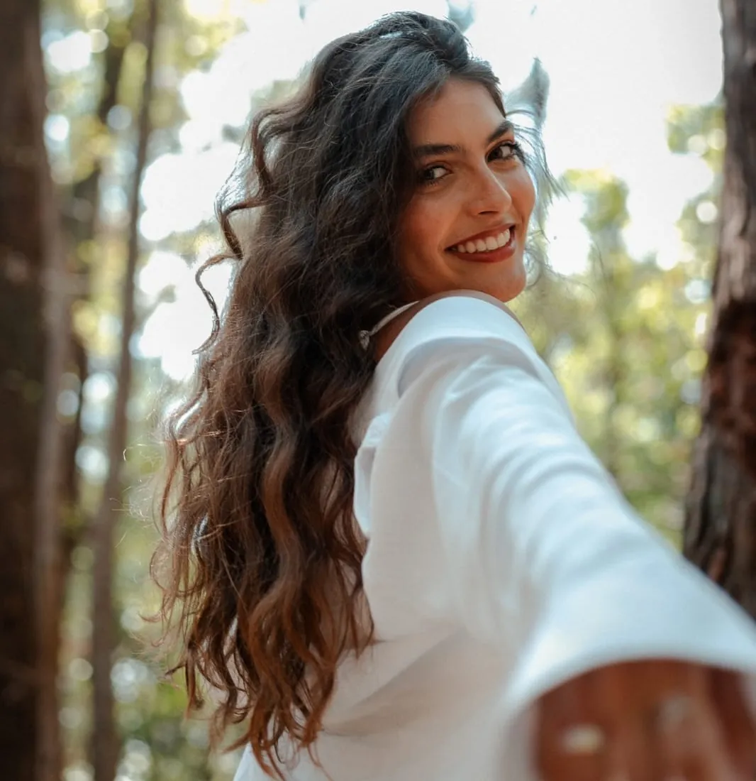 Cauane Torres, psicóloga clínica com abordagem em Gestalt-Terapia, em ambiente acolhedor.